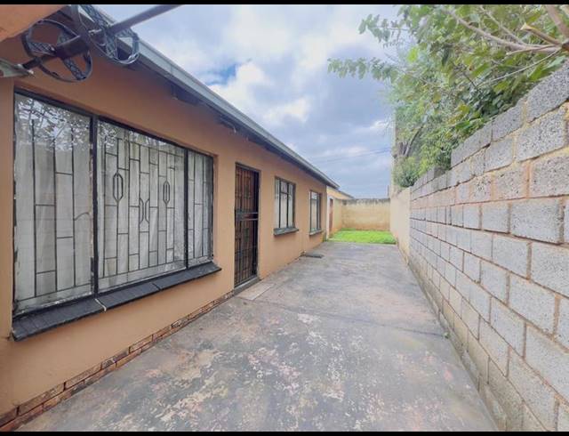 3 BEDROOM HOUSE FOR SALE IN PROTEA GLEN